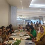 Perpisahan Manis Pengawas Dra Evondry Endey MSi Diiringi Pelukan Guru dan Kepala Sekolah