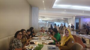 Perpisahan Manis Pengawas Dra Evondry Endey MSi Diiringi Pelukan Guru dan Kepala Sekolah