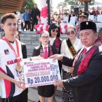 Komitmen Pemkab Minahasa Support Olahraga, RD-VaSung Serahkan Bonus Peraih Medali Porprov XII di Perayaan Hardiknas